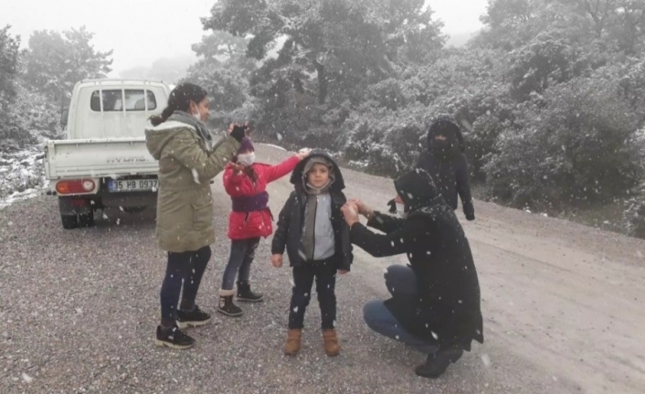 Kar oynamak için yüksek kesimlere koştular