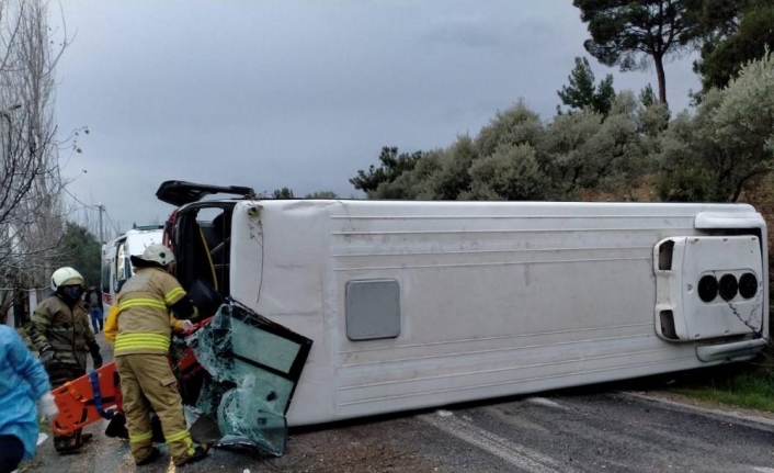 Kemalpaşa Belediyesi’nin servis aracı kaza yaptı: 4 yaralı