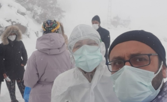 Kepsutlu sağlıkçılar kar altında zorlukla görev yapıyor