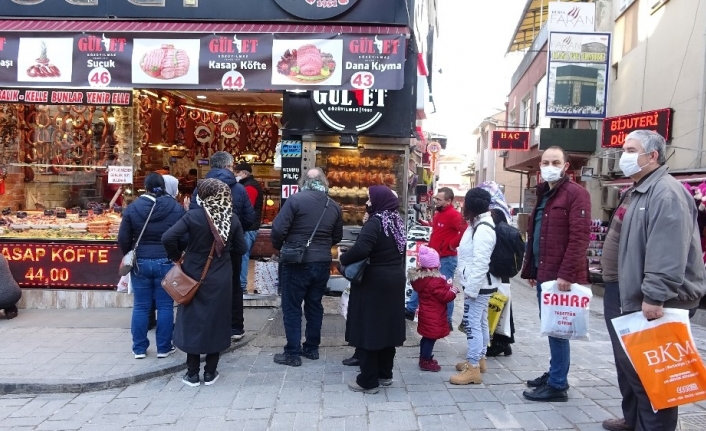 Kısıtlama öncesi kasaplarda et kuyruğu