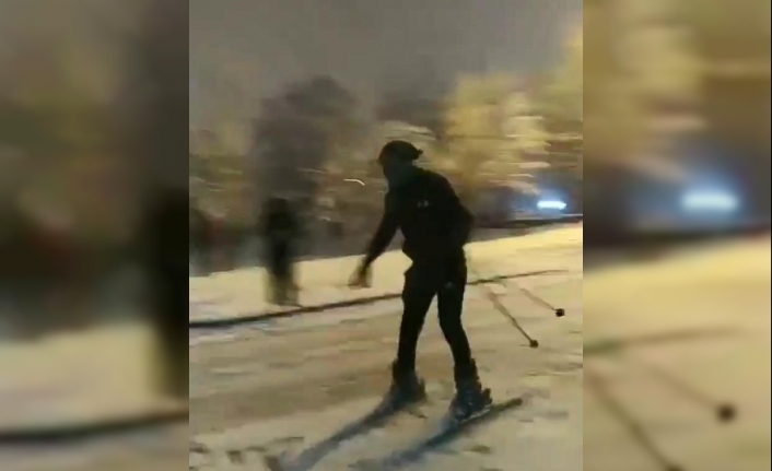 Kısıtlama sebebiyle Uludağ’a çıkamayınca sokakta kayak yaptı
