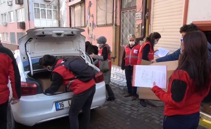 Kızılay kısıtlama günlerinde de ihtiyaç sahiplerinin yanında