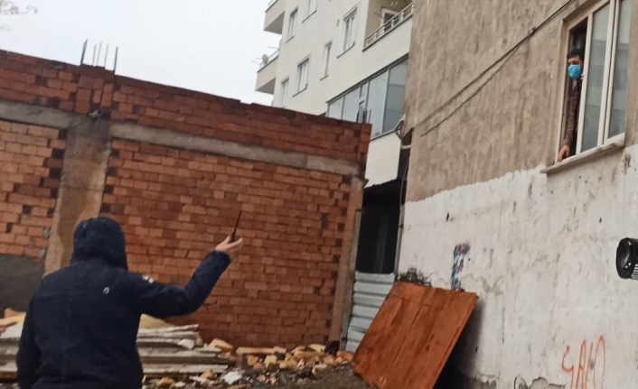 Kumar baskınında pencereden kaçarken yakalandılar