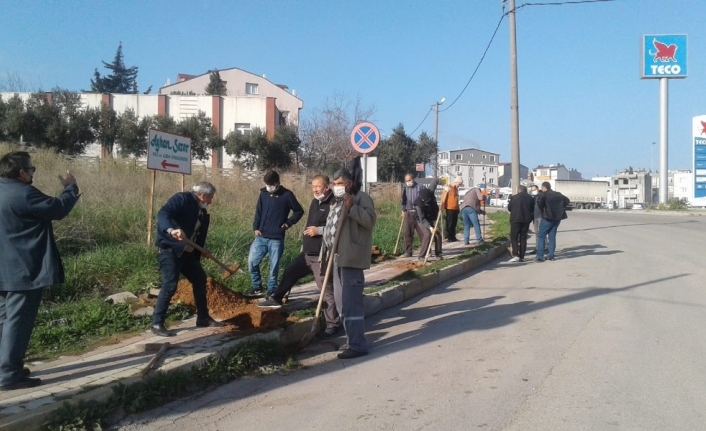 Mahalle sakinlerinden imece usulü fidan dikimi