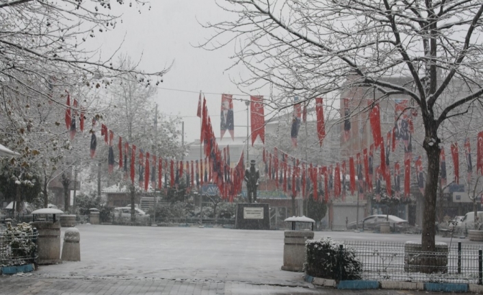 Manyas’ta kar yağışı çocukları sevindirdi