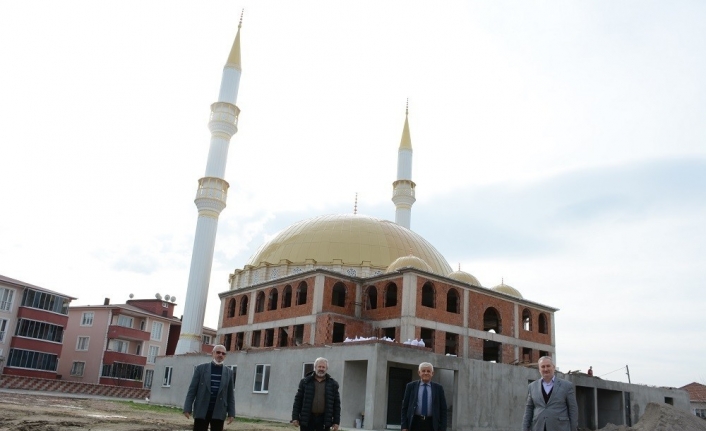 Mekke Camii yükseliyor