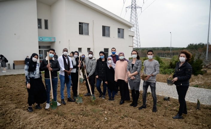 Öğrencilerin ‘misafirliği’ fidanlarla ölümsüzleştirildi