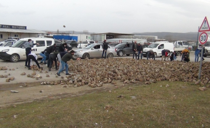 Otomobil ile çarpışan pancar yüklü tır metrelerce sürüklenerek yan yattı