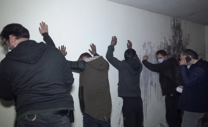Bursa’da kısıtlamada uyuşturucu partisine polis baskını