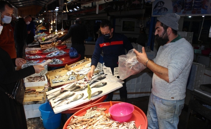 Hamsi yasağı gelince vatandaşlar balık haline akın etti