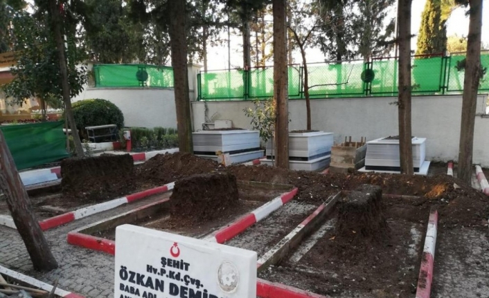 Şehit mezarları Marmara mermeri ile yenileniyor