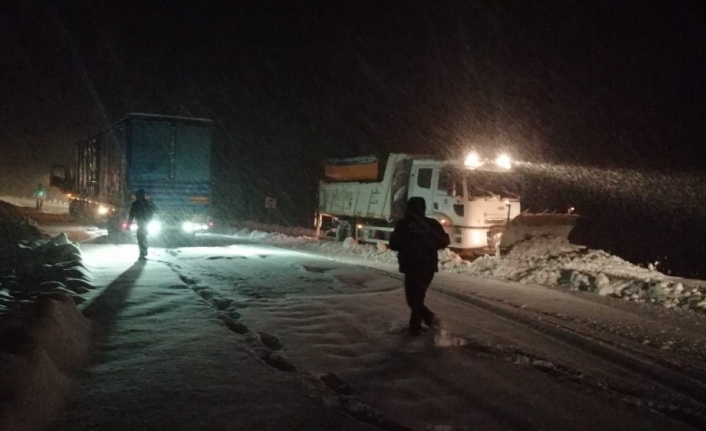 Sındırgı-Akhisar yolu trafiğe kapandı