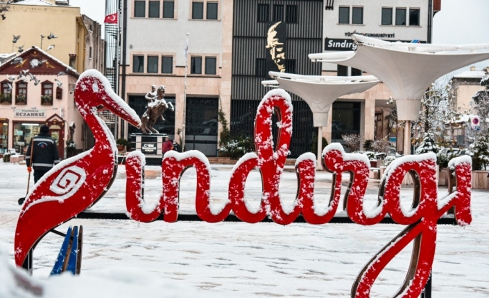 Sındırgı’da kar seyrine doyulmaz manzaralar oluşturdu