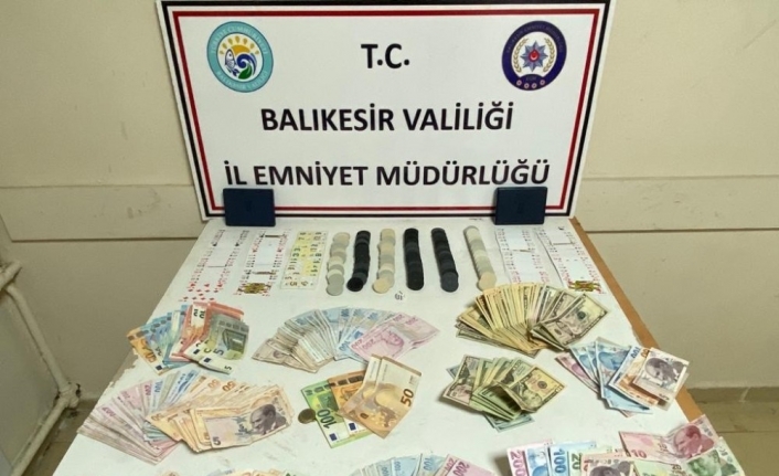 Sındırgı’da kumar oynarken yakalananlardan 2’si tutuklandı