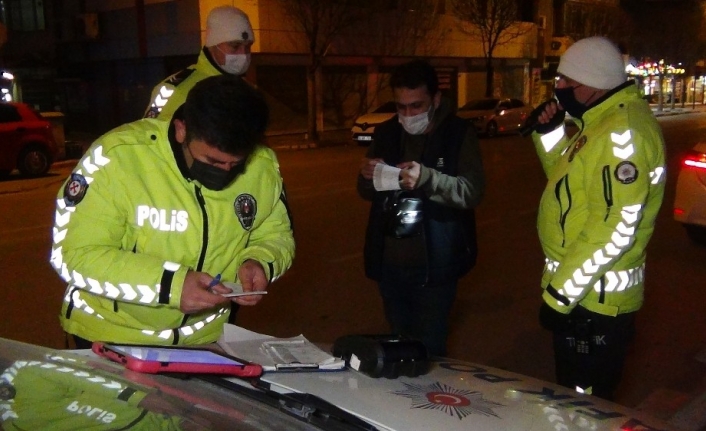 Süresi geçen yurt dışı ehliyetiyle araba kullanırken polislere yakalandı