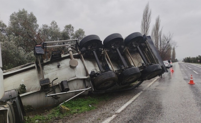 Tanker yağışlı yolda kayarak devrildi