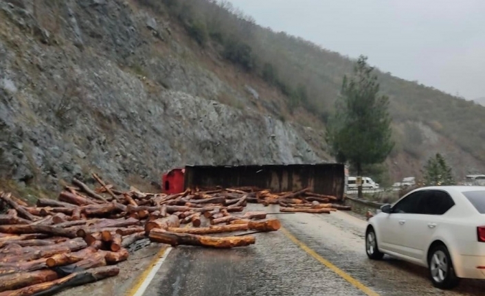 Tomruk yüklü tır devrildi, ilçe yolu ulaşıma kapandı