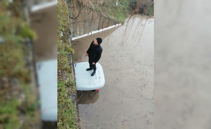 Traktörle geçerken köprü altında su baskını sonucu mahsur kaldı