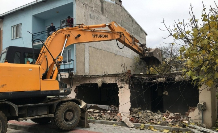 Vatandaşların güvenliği için metruk binalar yıkılıyor