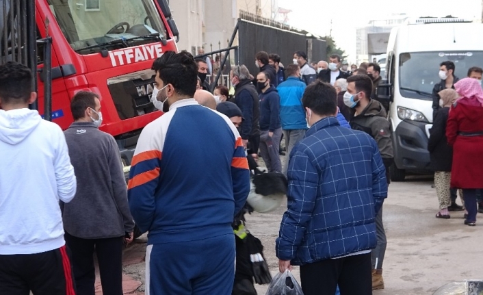 Yangını izlemek için kısıtlamayı ve sosyal mesafeyi unuttular