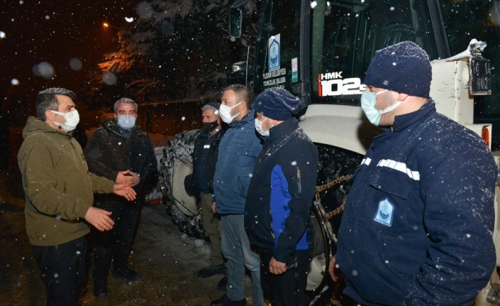 Yılmaz’dan gece kar mesaisi