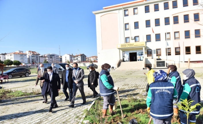 Altıeylül Belediyesinden liseye ağaçlandırma