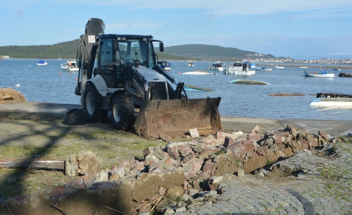 Ayvalık’ta hortum yıktı geçti