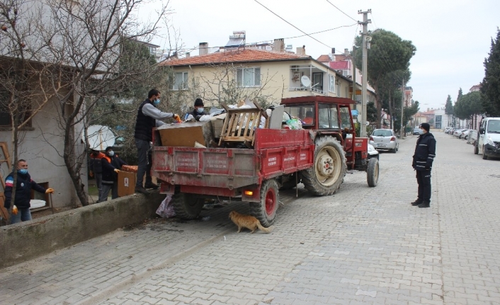 Bahçeden 2 traktör çöp temizlendi