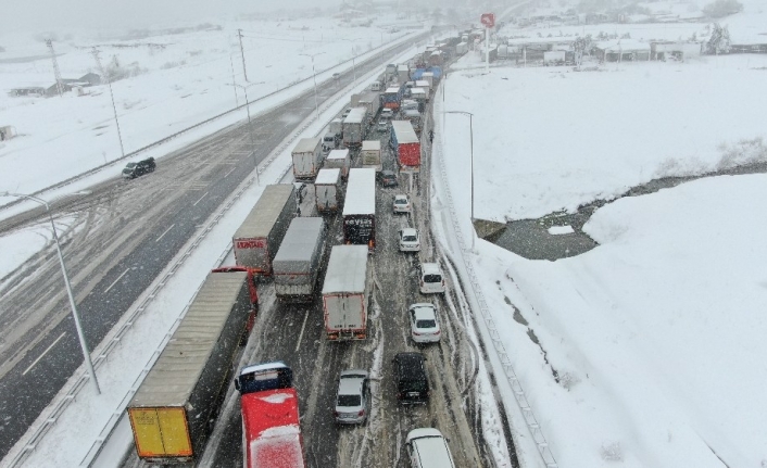 Balıkesir Bursa kara yolu açılamıyor...Kuyruk 25 kilometreyi aştı