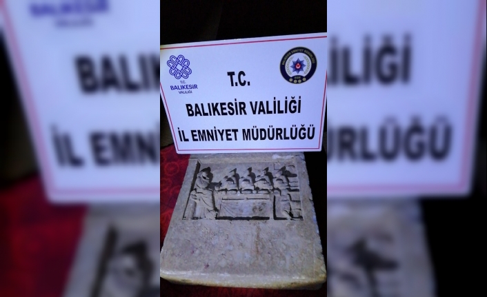 Balıkesir’de 2 bin yıllık mezar stelini satamadan yakalandı