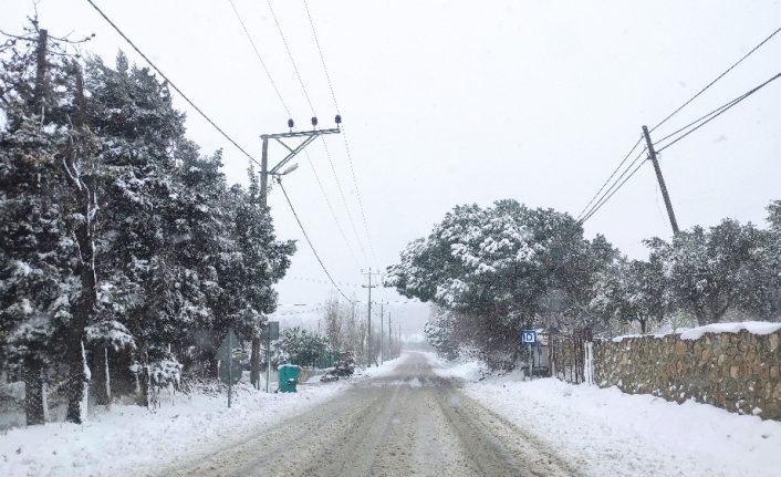 Bandırma’da kar etkili oldu, ekipler teyakkuza geçti