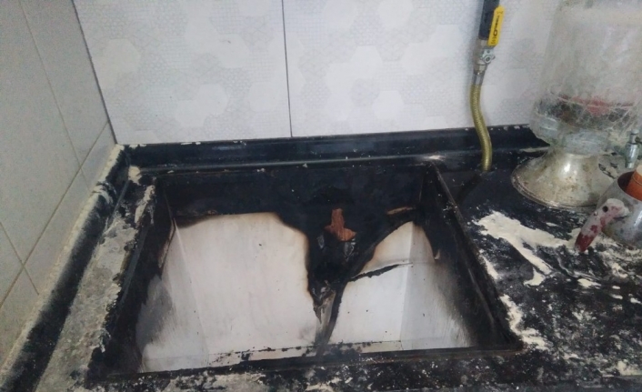 Burhaniye’de evin mutfağında çıkan yangını itfaiye söndürdü