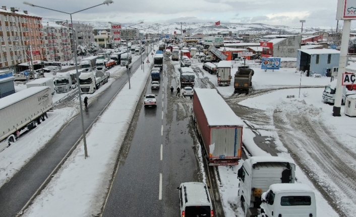 Bursa istikametine trafik 12 saat sonra kontrollü şekilde açıldı