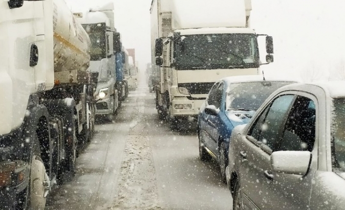 Bursa İzmir karayolu kaza ve tipi sebebiyle trafiğe kapandı