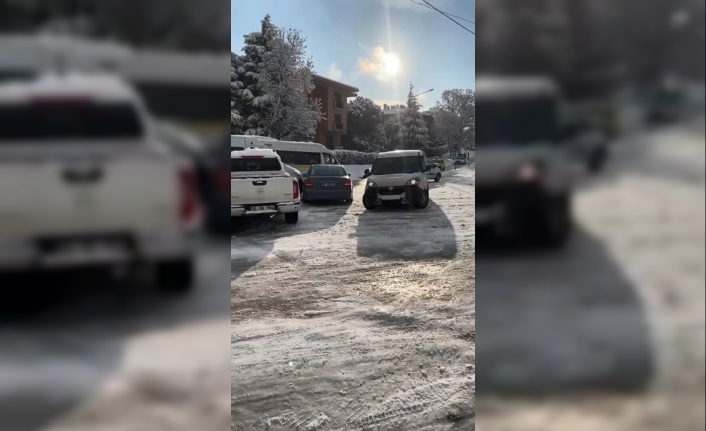 Bursa’da araçların buzlu yolla imtihanı