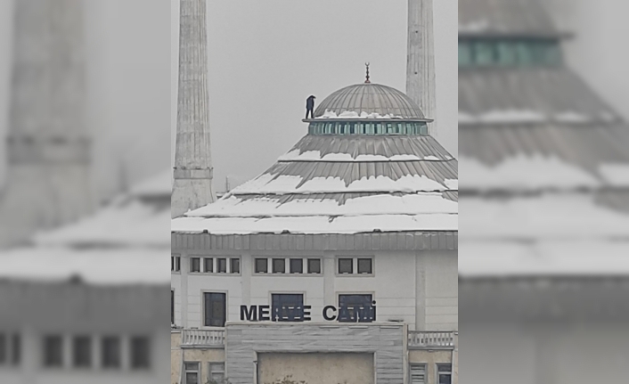 Bursa’da cami kubbesinde tehlikeli temizlik