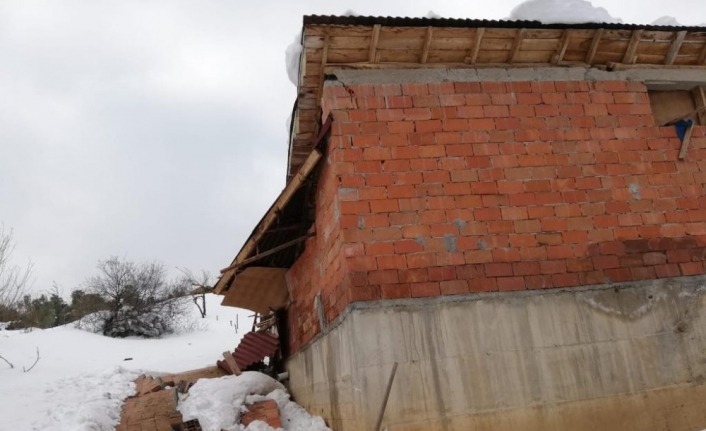 Bursa’da damı çöken ahırdaki hayvanlar telef olmaktan son anda kurtuldu