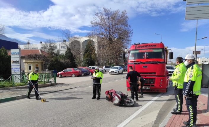 Bursa’da kamyonun çarptığı motosiklet sürücüsü yaralandı