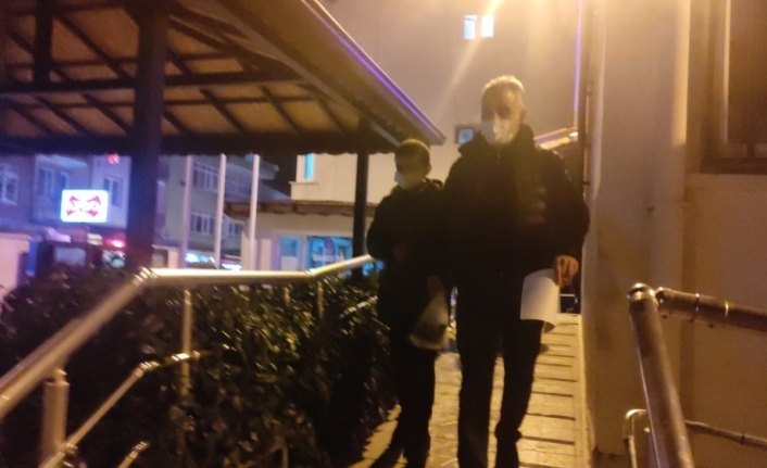Bursa’da kayıp olan çocuğu bulan polisler ailesine teslim etti
