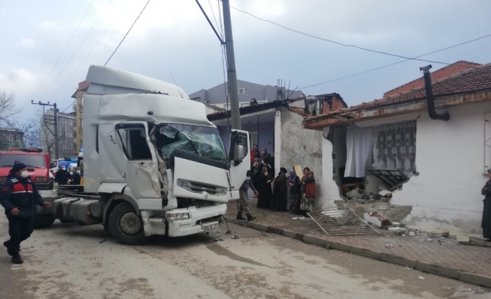 Bursa’da kontrolden çıkan tır eve çarptı: 1 yaralı