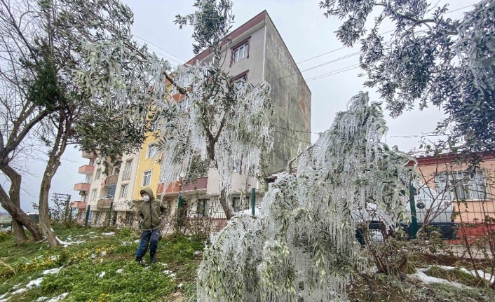 Bursa’da patlayan su hortumu ortaya buzdan heykellerin çıkmasına sebep oldu