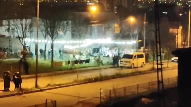 Bursa’da pes dedirten manzara...Koronavirüsü hiçe sayıp sokak düğünü düzenlediler