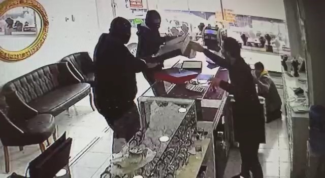 Bursa’da pompalı tüfekle soygun güvenlik kamerasında