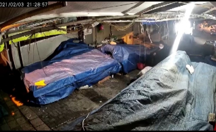 Bursa’da tarihî pazardan teneke teneke peynir çalan hırsızlar kameralara yakalandı