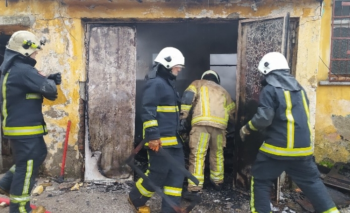 Bursa’da tek katlı tarihi bina alev alev yandı