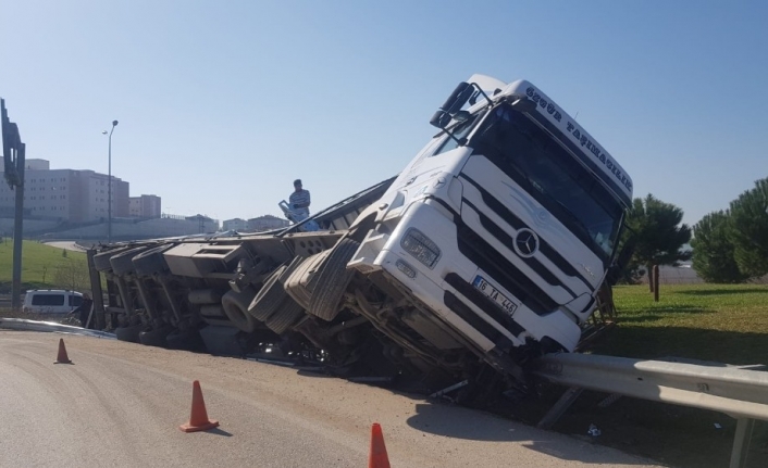 Bursa’da tır virajı alamayınca yan yattı