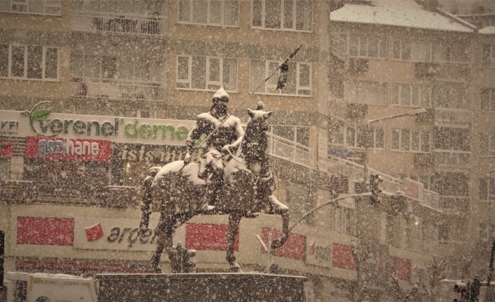 Bursalılar yoğun kar altında yürüdü