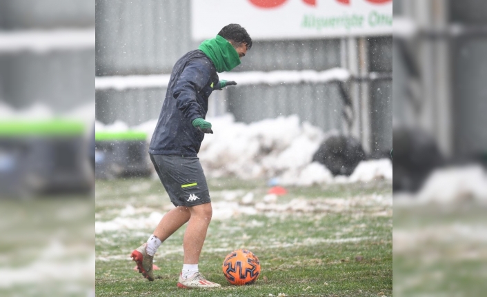 Bursaspor yoğun kar yağışı altında Tuzlaspor maçı hazırlıklarını tamamladı