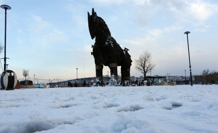 Çanakkale’de kar kalınlığı 17 santimetreye ulaştı