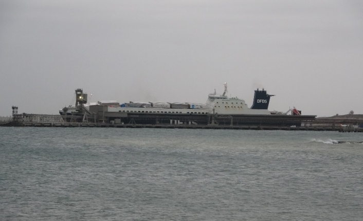 Çanakkale’de yanan Ro-Ro gemisi limana yanaştırıldı